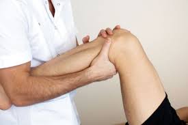 Боль в колене при сгибании: основние причини